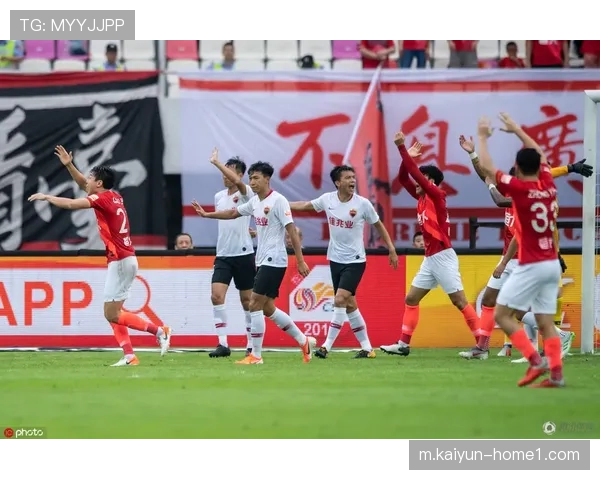 韦世豪用拼抢换来进球 蓉城队长展现不服输精神 韦世豪用拼抢换来进球 蓉城队长展现不服输精神